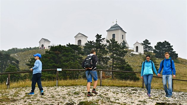 Na Svatý Kopeček míří každý rok čím dál více turistů. Přírodní rezervace s vzácnými rostlinami dostává zabrat.