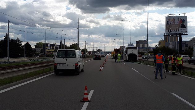 Msto nehody autobusu a nkladnho vozu v Brn na Vdesk. Provoz jen v jednom pruhu.