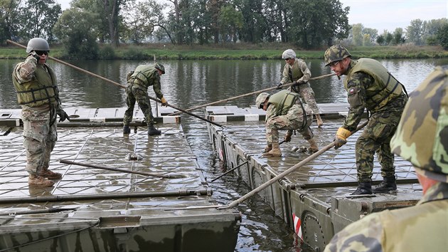 et vojci si spolu s kolegy z Texask nrodn gardy na vodnm cviiti v Litomicch vyzkoueli stavbu pontonovho mostu pes eku Labe.