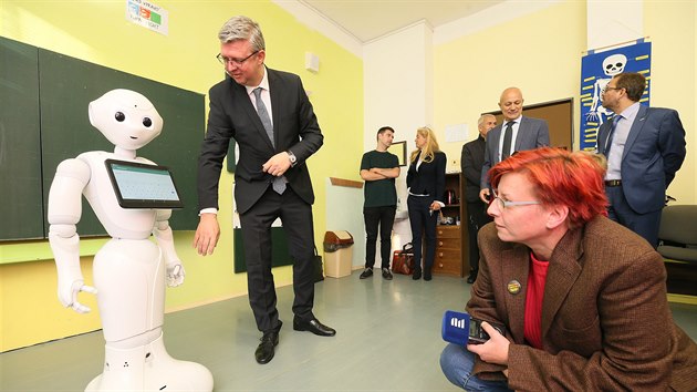 Na steck Zkladn kole Netmick zaal s vukou k pomhat humanoidn robot. Na snmku ministr prmyslu a obchodu Karel Havlek na nvtv Z Netmick.