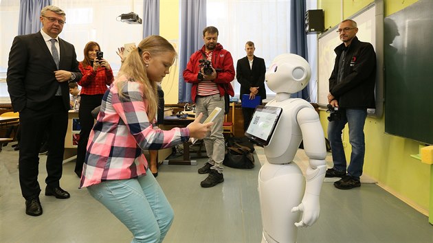 Humanoid nenahrad uitele, me mu ale pomoci v rmci vyuovn a me bt tandemovm, naprosto objektivnm uitelem.