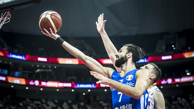 esk basketbalista Vojtch Hruban zakonuje v utkn mistrovstv svta proti Polsku.