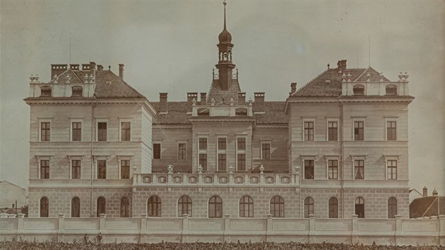 Historick snmek budovy Gymnzia Ladislava Jaroe v Holeov