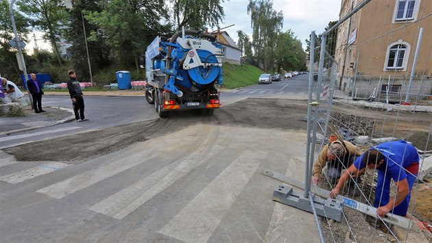 Zatmco se v Pivovarsk ulici stle pracuje, byla  otevena kiovatka Pivovarsk-Wolkerova, co znan uleh doprav v centru Chebu.