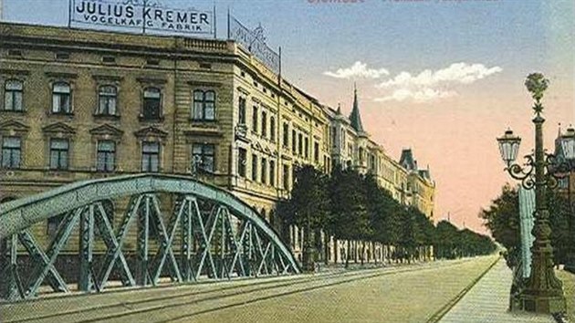 Historick pohlednice zachycujc pvodn most na olomouck Masarykov td s typickmi ocelovmi oblouky.