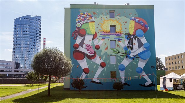 Jedna ze dvou hlavnch sedmnctimetrovch muralovch maleb, kter vznikly v Olomouci v rmci Street art festivalu. Autorem dla na vysokokolsk koleji Generla Svobody je celosvtov znm panlsk umlec Koctel Kahoolawe.