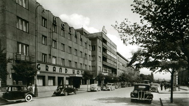 Na vstav srovnvacch historickch a souasnch fotografi nazvan Perov vera a dnes nechyb v Muzeu Komenskho mimo jin jedno z ikonickch mst msta, hotel Grand ped perovskm ndram. Historick snmek je ze 40. let 20. stolet.