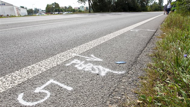 Msto tragick nehody v Lipnick ulici na okraji Perova, kde idi projdjcho auta srazil dv pebhajc dvky a ty na mst zemely. Msto zde u dva roky plnuje pidat osvtlen a doprosted silnice vloit ostrvek, cestu si tudy krt ada lid.