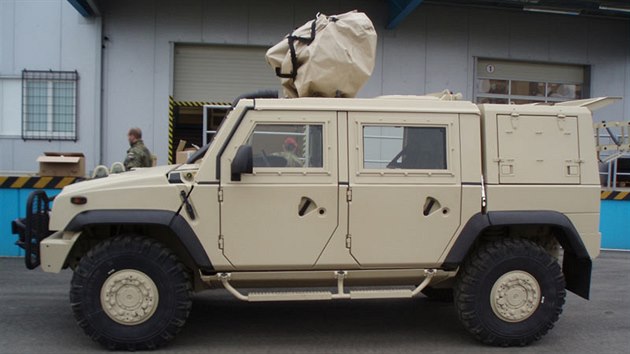 Vceelov obrnn vozidlo Iveco 4x4 se zbraovou stanic Protektor, kter vyuv esk armda v zahraninch operacch a pro ternn prosted pedevm v Afghnistnu.