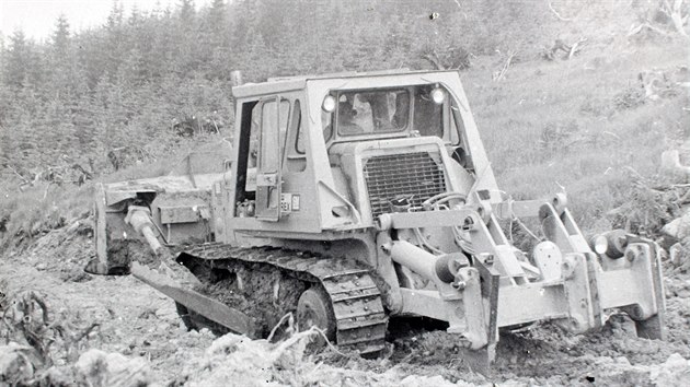 Buldozer Terex si poradil s balvany i paezy. Dvanct kilometr dlouhou cestu nad Harrachovem prorazil za dva roky.