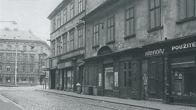 ada dom v Plzni byla ped ticeti lety v alostnm stavu. Na snmku z roku 1987 je Bl nro.