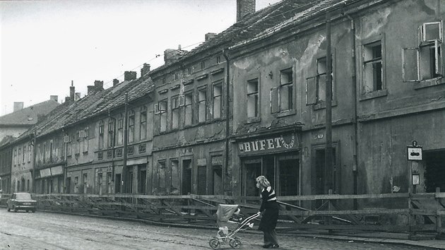 ada dom v Plzni byla ped ticeti lety v alostnm stavu. Na snmku z roku 1981 Pemyslova ulice.