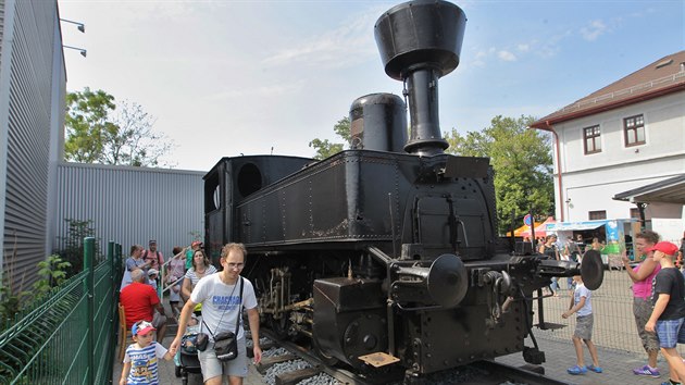 Parn lokomotivu pezdvanou Kafemlejnek okamit zaali obdivovat cestujc na ndra Ostrava sted.
