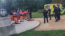 Záchrana muže, který se v Mariánských Lázních otrávil v šachtě, když inhaloval... Záchrana muže, který se v Mariánských Lázních otrávil v šachtě, když inhaloval...