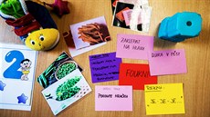 Učitelé a další personál připravují pro děti speciální pomůcky, aby se naučily... Učitelé a další personál připravují pro děti speciální pomůcky, aby se naučily...