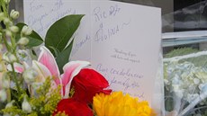 Kondolence a vzkazy lidí ped domem zesnulého hudebníka Rica Ocaseka (16. záí...