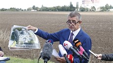 Premiér Andrej Babi si prohlíí místo v praských Letanech, kde by mohla v...