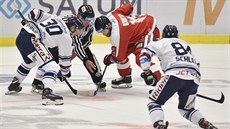 Zleva Lukáš Vopelka z Vítkovic, Jan Knotek z Olomouce a Jan Schleiss z Vítkovic. Zleva Lukáš Vopelka z Vítkovic, Jan Knotek z Olomouce a Jan Schleiss z Vítkovic.