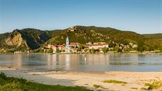 Plavby po Dunaji jsou v Rakousku hodn oblíbené. Na snímku je msteko...