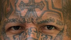 Člen gangu MS-13 navštěvuje program ve věznici Chalatenango, který má zločince... Člen gangu MS-13 navštěvuje program ve věznici Chalatenango, který má zločince...