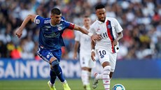 Neymar (vpravo) z Paris Saint-Germain vede balon v utkání proti Štrasburku.... Neymar (vpravo) z Paris Saint-Germain vede balon v utkání proti Štrasburku....