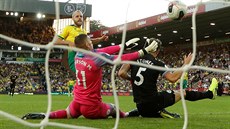 Hráči Manchesteru City (v popředí) inkasují gól v utkání proti Norwich City. Hráči Manchesteru City (v popředí) inkasují gól v utkání proti Norwich City.