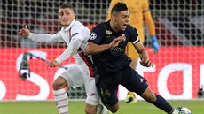 Casemiro z Realu Madrid (vpravo) padá po souboji s Markem Verrattim z PSG. Casemiro z Realu Madrid (vpravo) padá po souboji s Markem Verrattim z PSG.