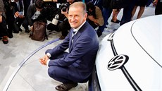Volkswagen (na snímku generální editel Herbert Diess) na autosalonu ve...