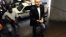 Jihoafrití policisté eskortují Radovana Krejíe k soudu v Pretorii (16. února...