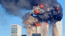Hořící věže newyorského World Trade Centra po nárazu civilních letadel. (11.... Hořící věže newyorského World Trade Centra po nárazu civilních letadel. (11....