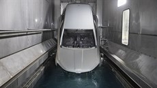 Linka takzvaného kataforetického lakování, při němž se na všechny plochy... Linka takzvaného kataforetického lakování, při němž se na všechny plochy...