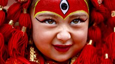 MALÁ BOHYNĚ. Malá dívka je oblečená jako bohyně Kumari během festivalU v... MALÁ BOHYNĚ. Malá dívka je oblečená jako bohyně Kumari během festivalU v...