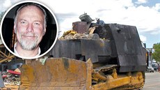 Marvin Heemeyer byl docela normální, usměvavý chlápek. Jak se však asi tvářil,... Marvin Heemeyer byl docela normální, usměvavý chlápek. Jak se však asi tvářil,...