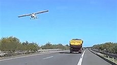 Nízko letící letadlo nad dálnicí D11 vystrošilo řidiče. Nízko letící letadlo nad dálnicí D11 vystrošilo řidiče.