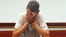 Obžalovaný Petr Huňka před novináři skrýval tvář. (13. září 2019) Obžalovaný Petr Huňka před novináři skrýval tvář. (13. září 2019)