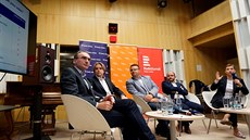 Paulína Tabery představuje na tiskové konferenci výsledky sociologického... Paulína Tabery představuje na tiskové konferenci výsledky sociologického...