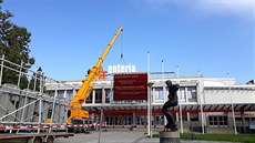 S instalací nového loga sponzora nad vstup zimního stadionu pomáhala těžká... S instalací nového loga sponzora nad vstup zimního stadionu pomáhala těžká...