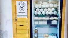 Lednice s výrobky, které si lidé mohou koupit. Nikdo nehlídá, kolik peněz... Lednice s výrobky, které si lidé mohou koupit. Nikdo nehlídá, kolik peněz...