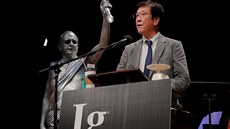 Japonec Shiguru Watanabe převzal recesistickou Ig Nobelovu cenu zvanou též... Japonec Shiguru Watanabe převzal recesistickou Ig Nobelovu cenu zvanou též...