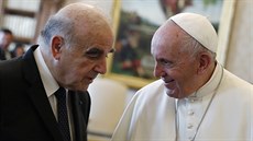 Pape Frantiek se ve Vatikánu setkal s maltským prezidentem Georgem Vellou....