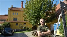 Ladislav Pártl s manželkou koupili pivovar loni a už po roce v něm vítají první... Ladislav Pártl s manželkou koupili pivovar loni a už po roce v něm vítají první...