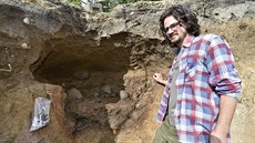Nálezce imon Kochan u zásti odkryté hrníské pece s ásten vypálenou...