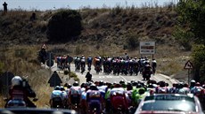 Peloton se drolí. Momentka ze sedmnácté etapy Vuelty. Peloton se drolí. Momentka ze sedmnácté etapy Vuelty.