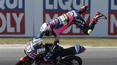Meikon Kawakami padá v závodu Moto3 při Velké ceně San Marina. Meikon Kawakami padá v závodu Moto3 při Velké ceně San Marina.
