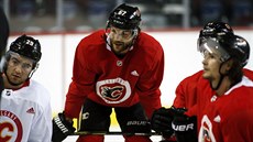Michael Frolik naslouchá na tréninku Calgary pokynům kouče. Michael Frolik naslouchá na tréninku Calgary pokynům kouče.