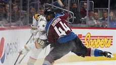 Mark Barberio z Colorada nijak nešetří Tomáše Noska z Vegas. Mark Barberio z Colorada nijak nešetří Tomáše Noska z Vegas.