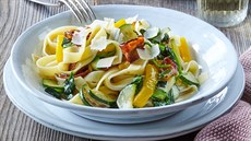 Tagliatelle se smetanovou omáčkou, špenátem a žampiony Tagliatelle se smetanovou omáčkou, špenátem a žampiony