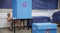 Děti doprovodily za plentu maminku-voličku, která šla hlasovat v předčasných... Děti doprovodily za plentu maminku-voličku, která šla hlasovat v předčasných...