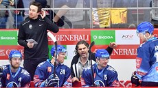Pohled na kladenskou střídačku po návratu do extraligy. Jaromír Jágr radí... Pohled na kladenskou střídačku po návratu do extraligy. Jaromír Jágr radí...