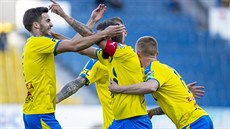 Fotbalisté Teplic se radují z gólu, uprosted stelec Jakub Mare.